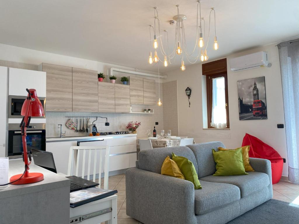 ein Wohnzimmer mit einem Sofa und einer Küche in der Unterkunft F&G 71100 - luminosissimo in zona tranquilla e riservata - box auto privato su richiesta in Foggia
