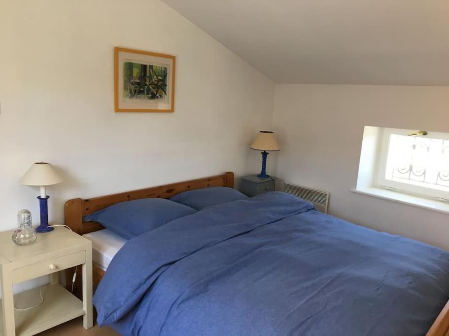 Un pat sau paturi într-o cameră la Classé 2 étoiles - 3 chambres - Appartement Douillet au bord du Quai De Londres dans le cœur de la ville de VERDUN - Géré par Presta-Zen'Services