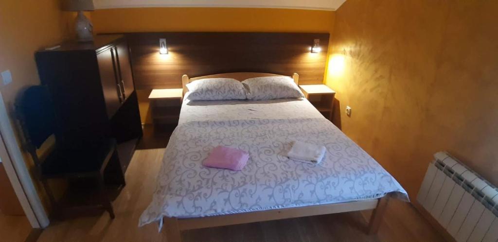 Una cama o camas en una habitación de Rosso Apartments