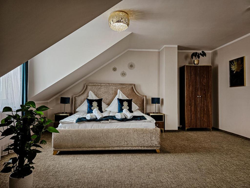 Łóżko lub łóżka w pokoju w obiekcie Pensjonat Miedziana Perła