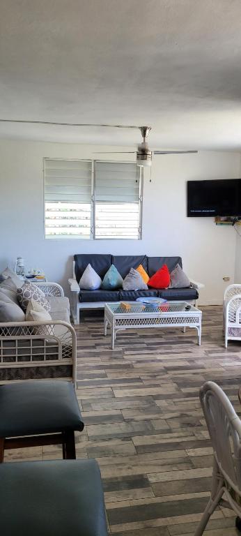 ein Wohnzimmer mit einem Sofa mit Kissen darauf in der Unterkunft Casa LOLO on hills of Culebra in Culebra