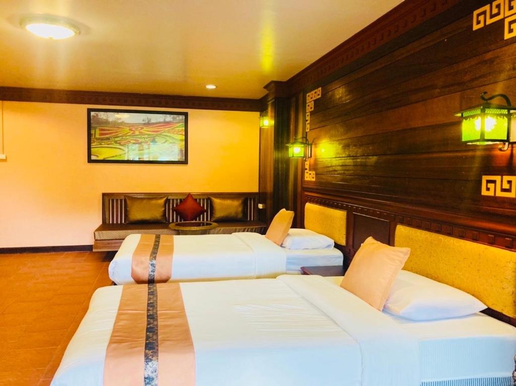 Postel nebo postele na pokoji v ubytování ดอยหมอกดอกไม้รีสอร์ท DoiMok DokMai Resort
