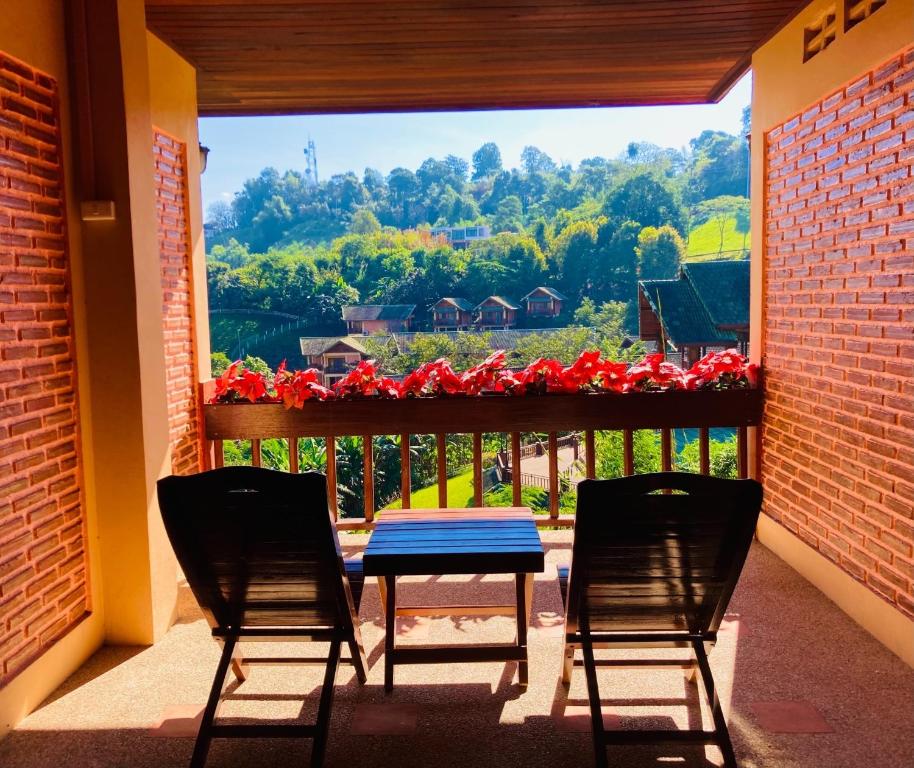 Balkón nebo terasa v ubytování ดอยหมอกดอกไม้รีสอร์ท DoiMok DokMai Resort