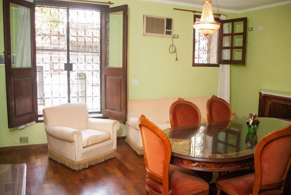 a dining room with a table and chairs at Departamento céntrico de estilo in Rosario