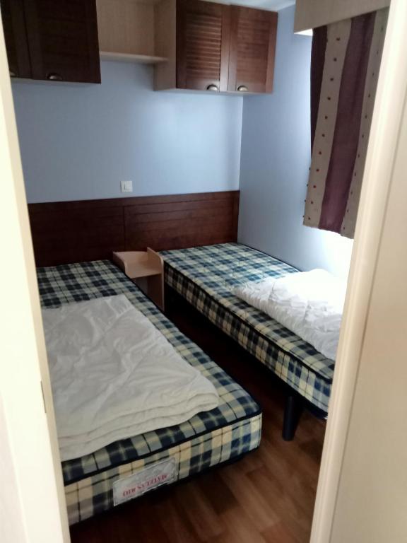 Postel nebo postele na pokoji v ubytování Stacaravan met eigen terras en tuin 6personen