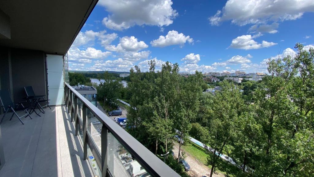 balcone con vista sugli alberi e sulla città di Apartament GJ PLAZA a Kielce