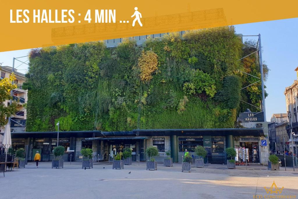 a large building with a green wall at Cosy Green - WIFI HD - NETFLIX GRATUIT in Avignon