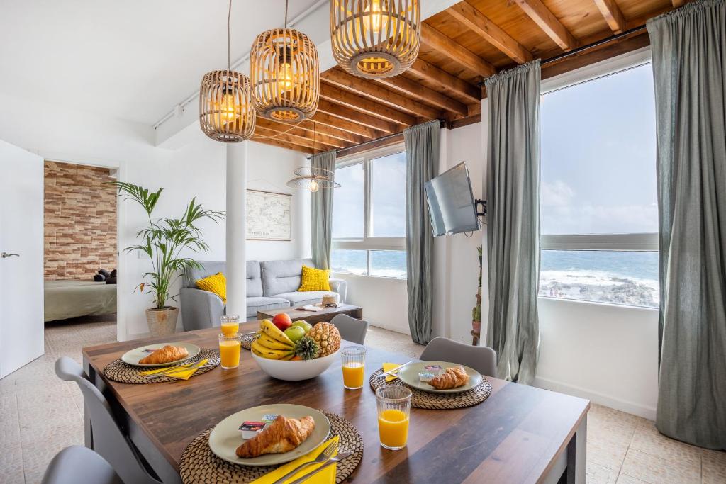 una sala da pranzo con un tavolo con del cibo sopra di Calima de Jover a La Laguna