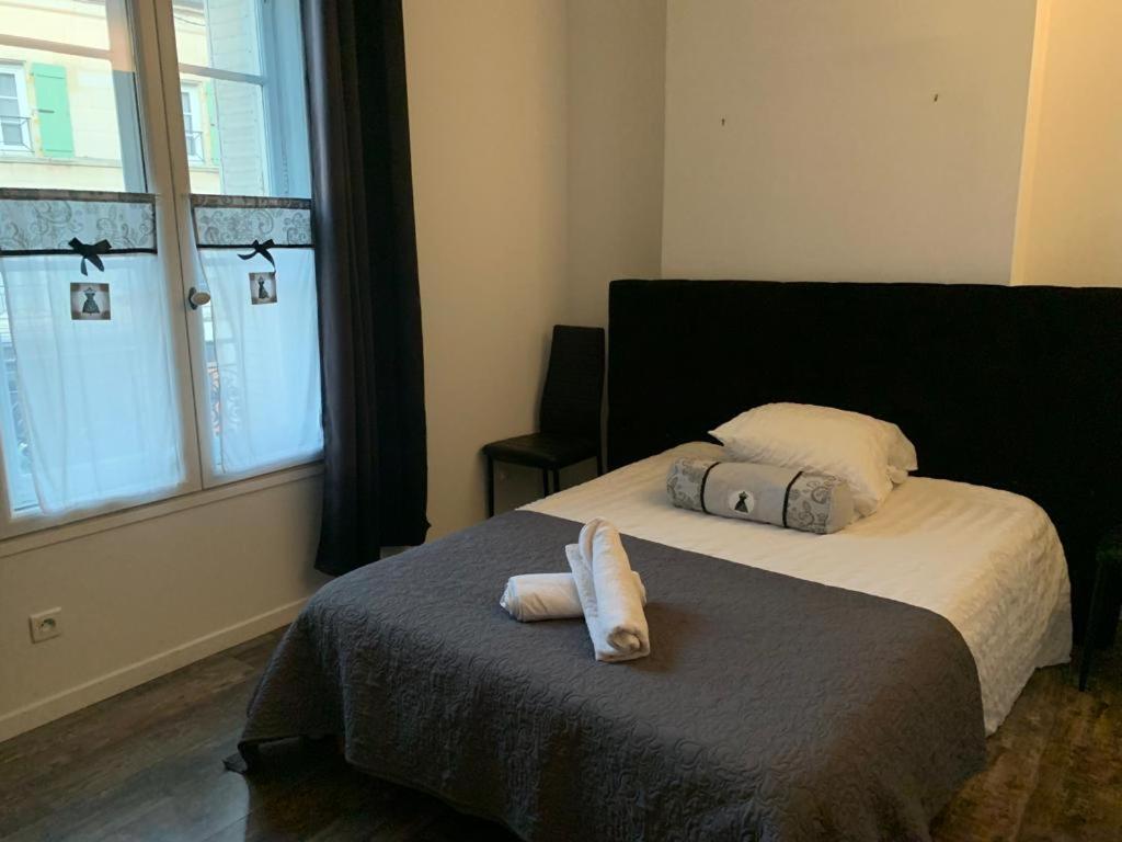 um quarto com uma cama com duas toalhas em Magny en Vexin : Maison meublée em Magny-en-Vexin