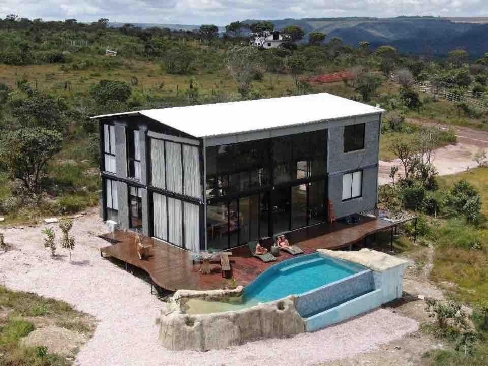vista aerea di una casa con piscina di Casa Ônix View (15km AltoParaíso) - Viagem Inspirada a São João da Aliança