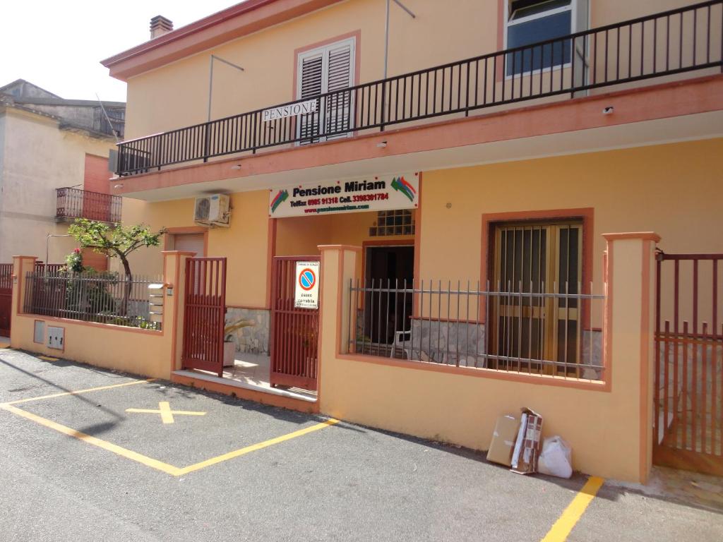 een lege parkeerplaats voor een gebouw bij Pensione Affittacamere Miriam in Scalea