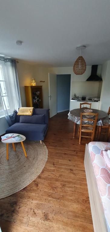 Chiché的住宿－Studio cosy de Rochavelle，客厅配有蓝色的沙发和桌子