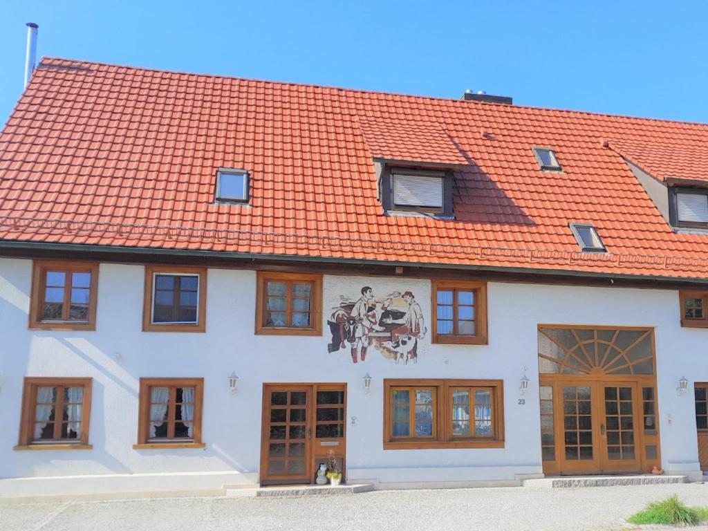 a building with a painting on the side of it at Ferienwohnungen Dürringer in Owingen