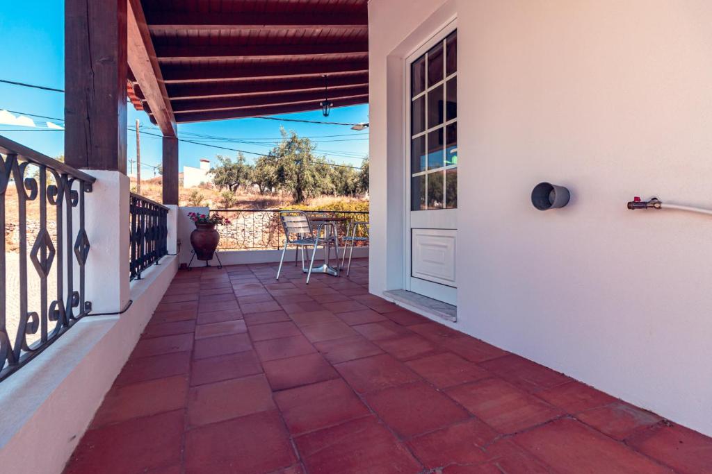 a porch with a door and a patio at Casa Morgado by NaturAlegre in Alegrete