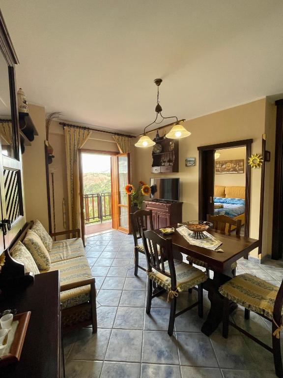 ein Wohnzimmer mit einem Tisch und einem Sofa in der Unterkunft Residence Horizonte Roccaraso in Roccaraso