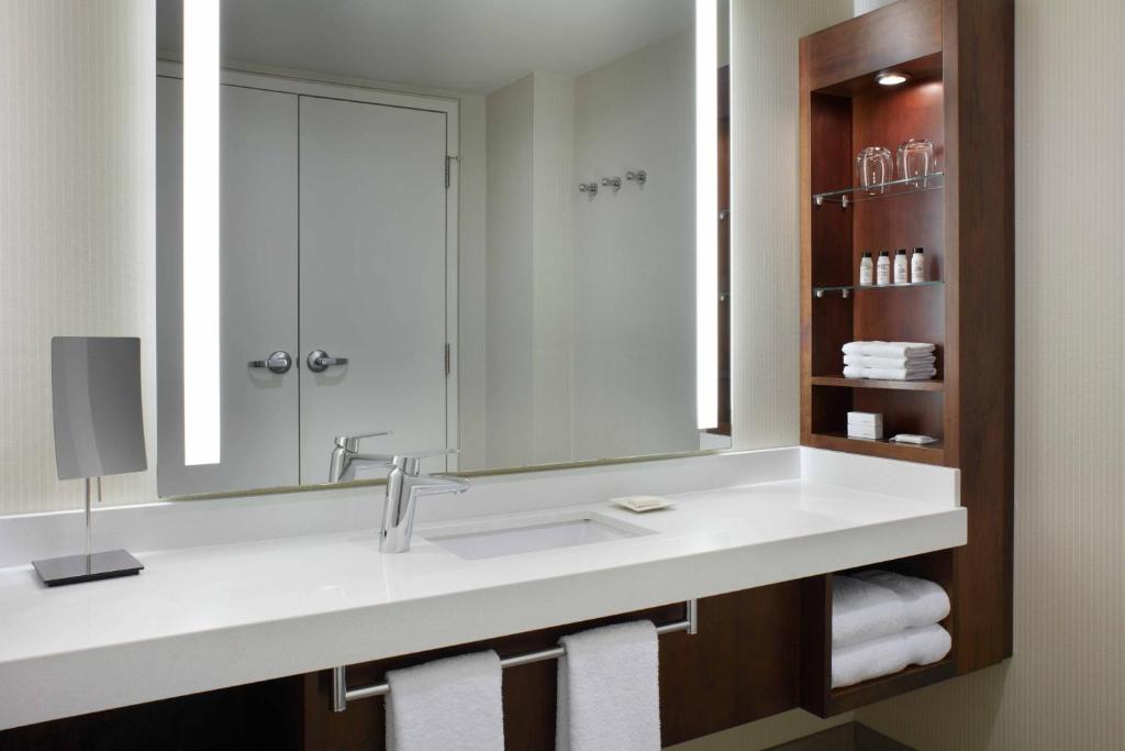 Delta Hotels by Marriott Ottawa City Centre - Resim 18