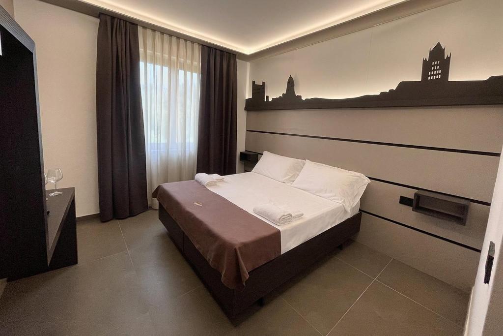 una camera con un letto di Palace Hotel Due Ponti a Siena
