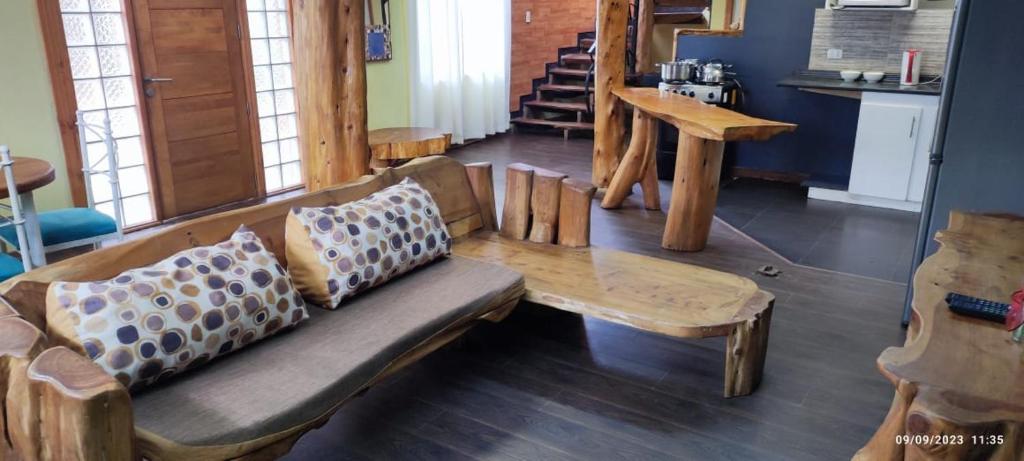uma sala de estar com um sofá e uma mesa de madeira em Casa Loncura Quintero em Loncura