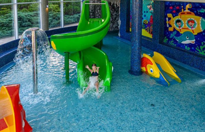 Bazén v ubytování Hotel Stok nebo v jeho okolí