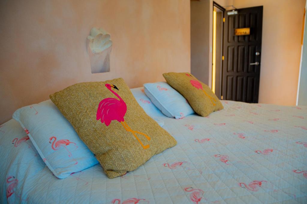 Postel nebo postele na pokoji v ubytování Hotel Flamingos Inn
