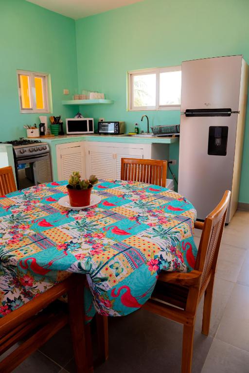 Kuchyň nebo kuchyňský kout v ubytování Hotel Flamingos Inn