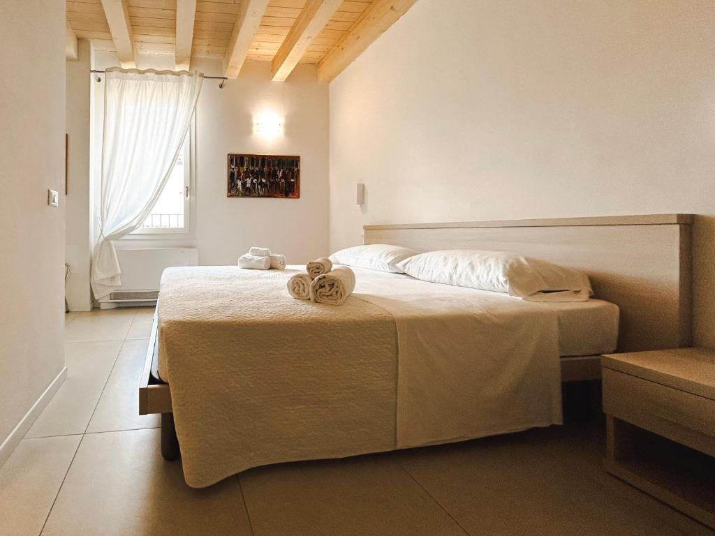 - une chambre avec un lit et 2 serviettes dans l'établissement Via Poma Rooms, à Vérone
