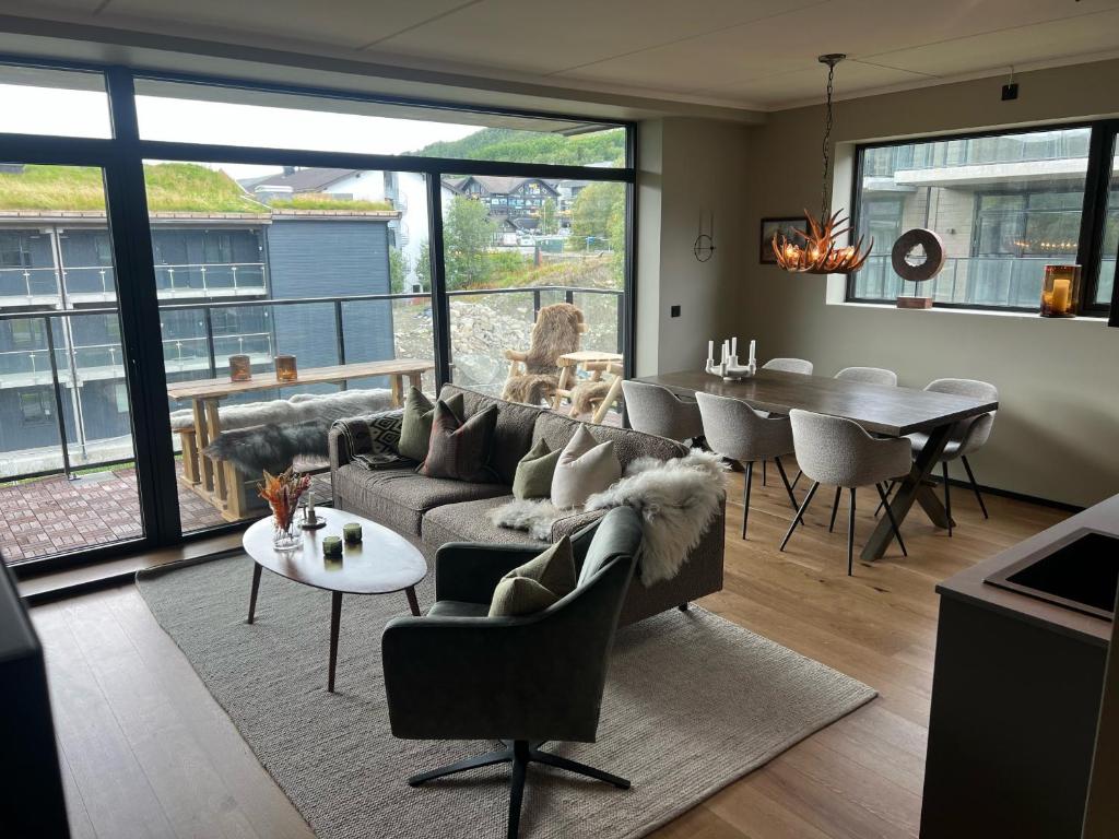 un soggiorno con divano e tavolo di Ny leilighet, 2023, sentral beliggenhet ved Highland a Geilo