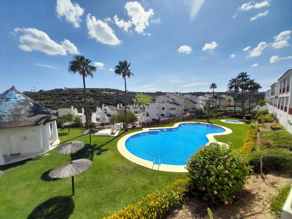 una vista aérea de una piscina en un patio en Feel The Vibe Alcaidesa en San Roque