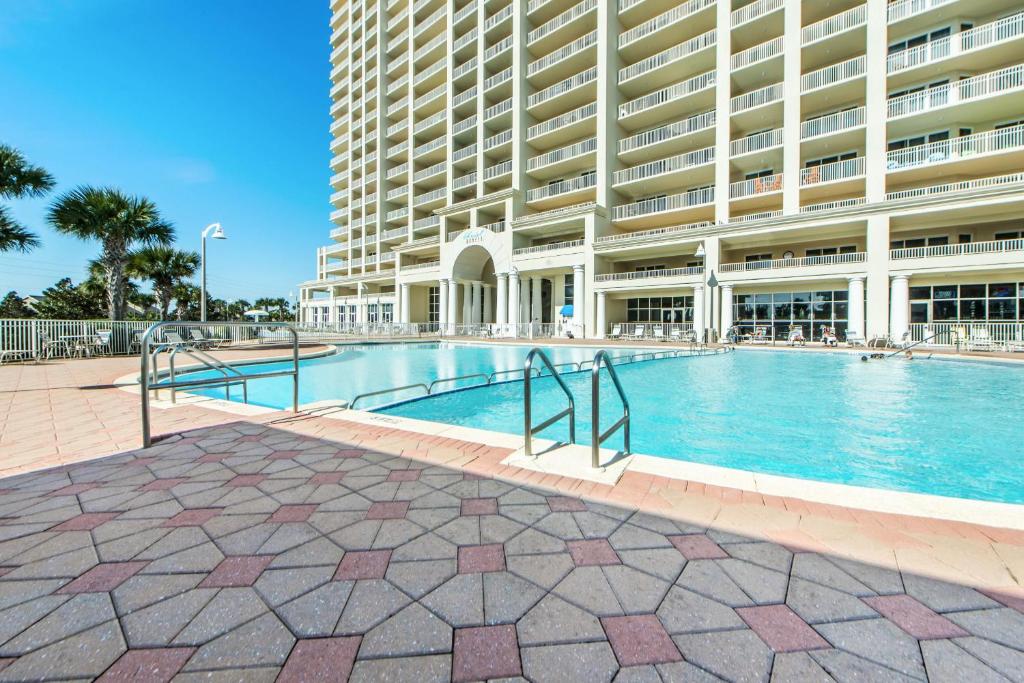 einem Pool vor einem großen Gebäude in der Unterkunft Ariel Dunes I 2001 in Destin