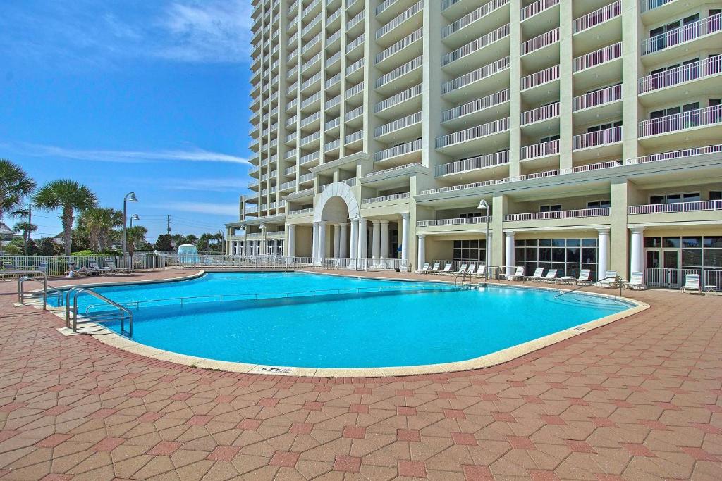 ein großes Gebäude mit einem Pool vor einem Gebäude in der Unterkunft Ariel Dunes I 2001 in Destin
