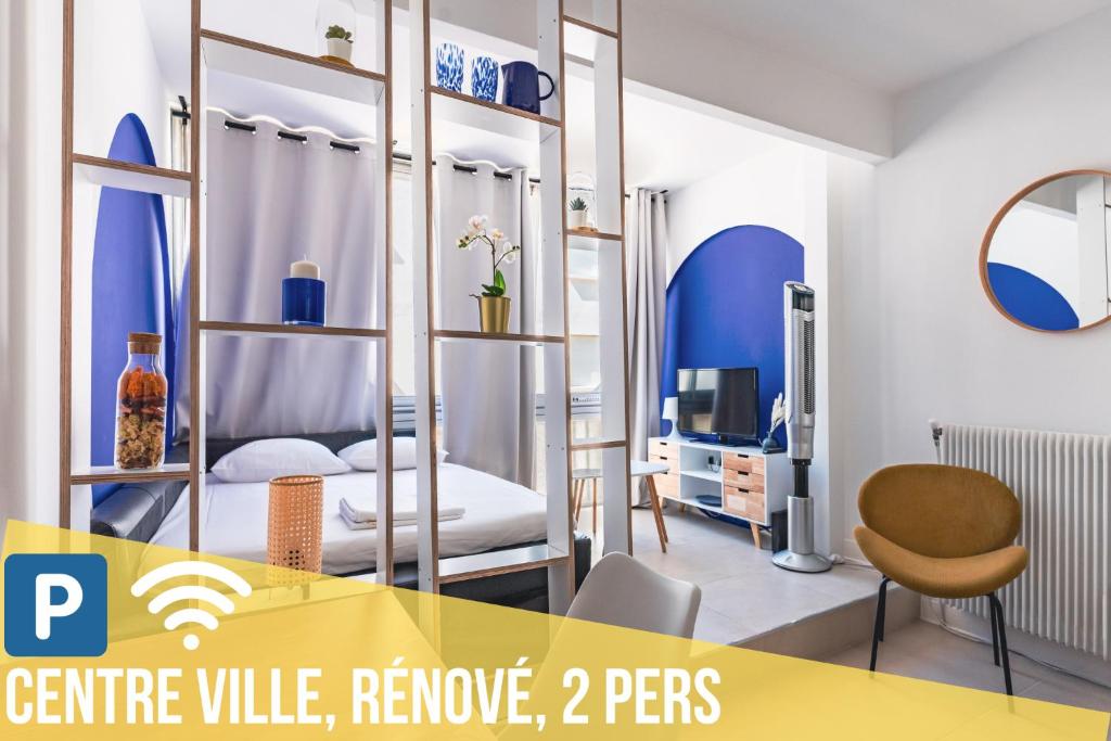 Cet appartement comprend une chambre décorée dans des tons bleus et blancs. dans l'établissement LE Dina Robin, Studio 5mn plage à pied, wi-fi, parking privé à 5 min, à La Grande Motte