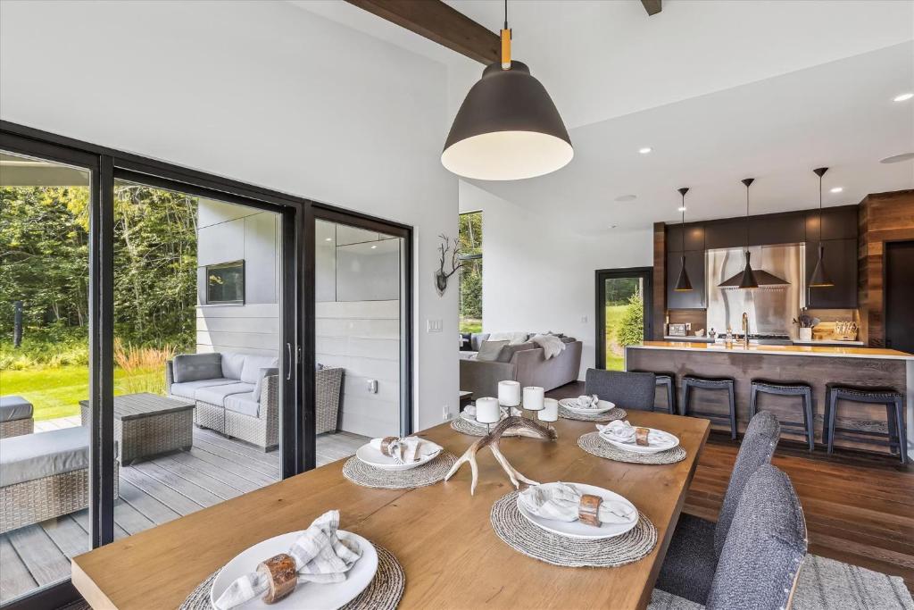 Il dispose d'une cuisine et d'un salon avec une table et des chaises en bois. dans l'établissement Wildebrook, à Stowe