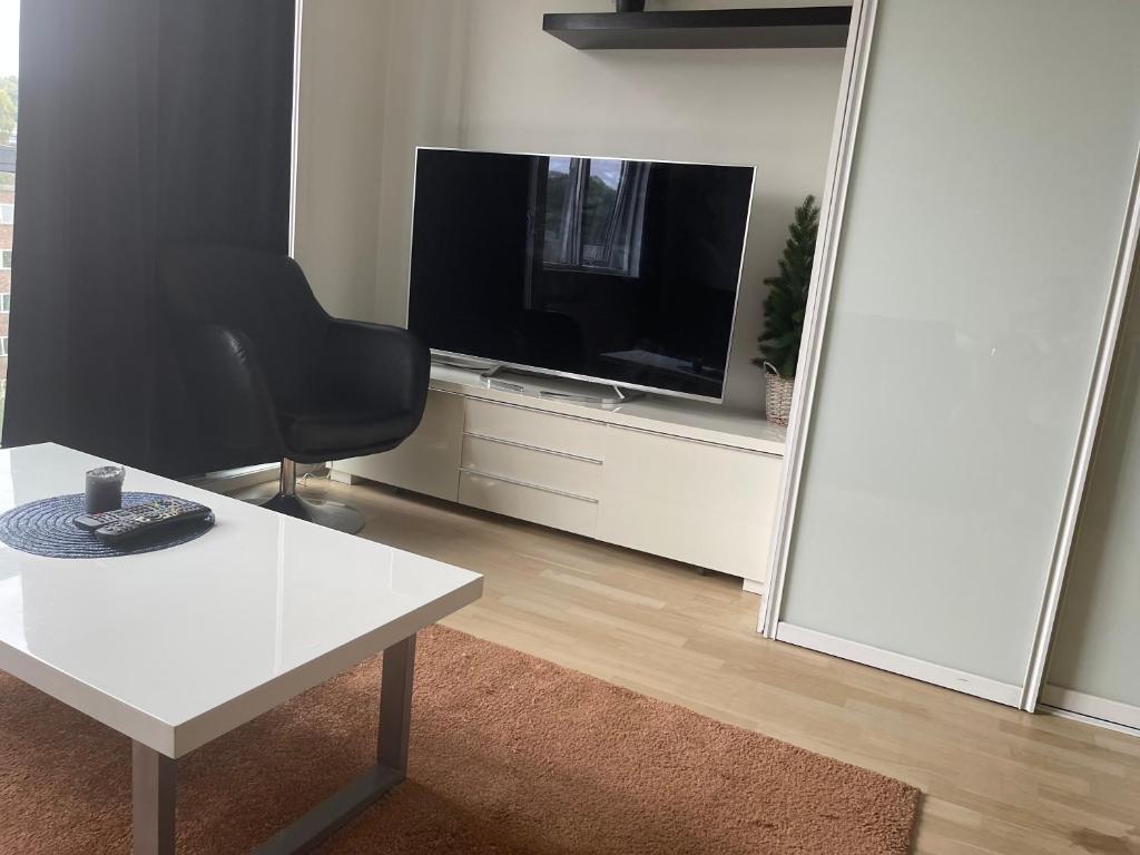 a living room with a television and a white table at Oslo Center 5 in Oslo