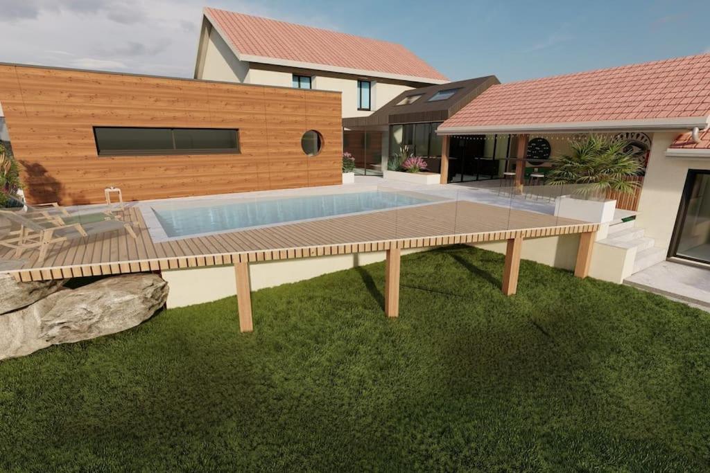 une piscine dans l'arrière-cour d'une maison dans l'établissement Chez PLYZ - Maison familiale Since 2010, à Mesnois