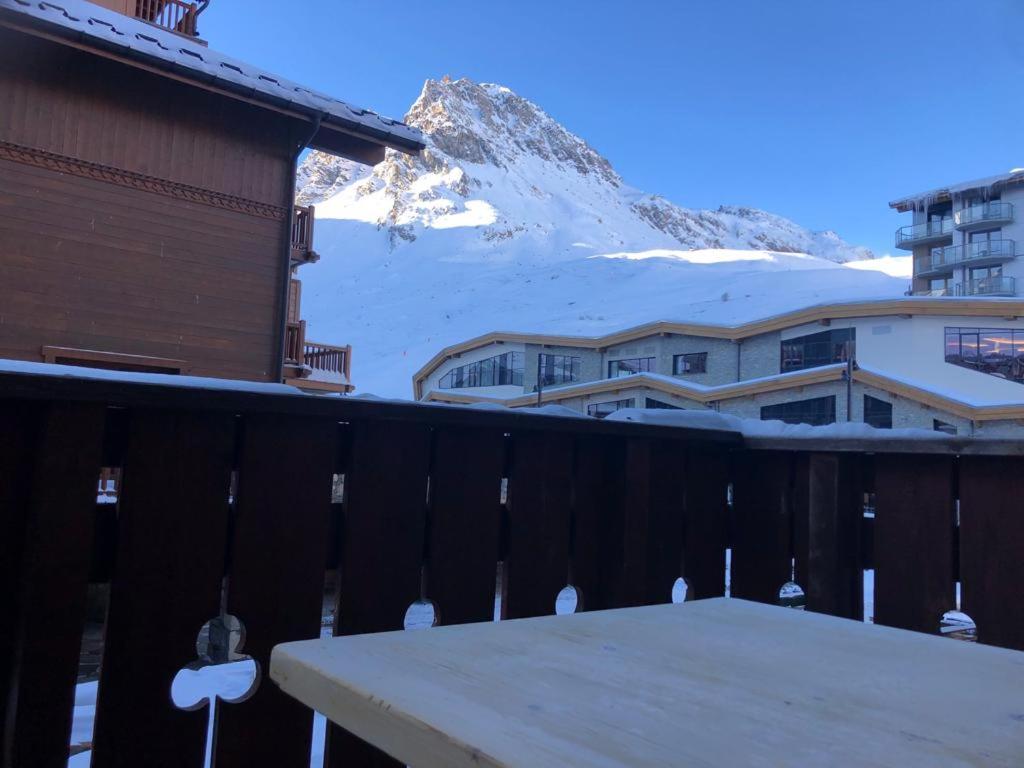 a balcony with a table and a snow covered mountain at Studio Tignes Val Claret in Tignes