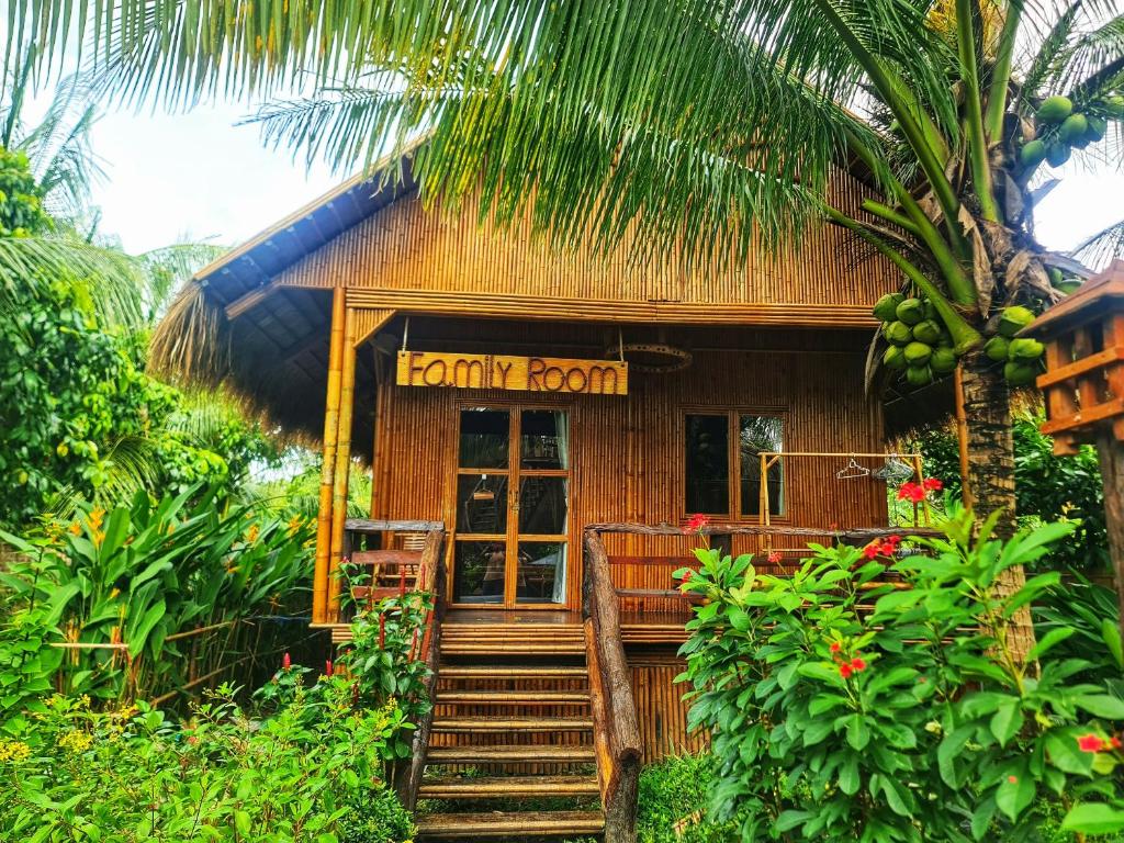 una casa con un cartel que lee la sala de honolulu en Bamboo Eco Village en Can Tho