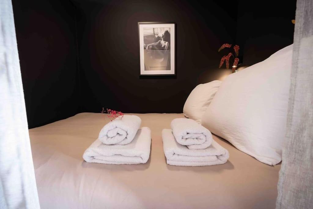 un letto con due asciugamani sopra di Hello Noordwijk - Appartement Duindamseweg 14E a Noordwijk