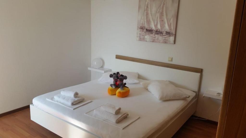 Ένα ή περισσότερα κρεβάτια σε δωμάτιο στο Room in Brela with air conditioning, WiFi, washing machine 4947-6