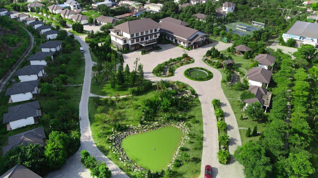 una vista aérea de un pueblo con casas y un parque en Thao Nguyen Resort Moc Chau en Mộc Châu