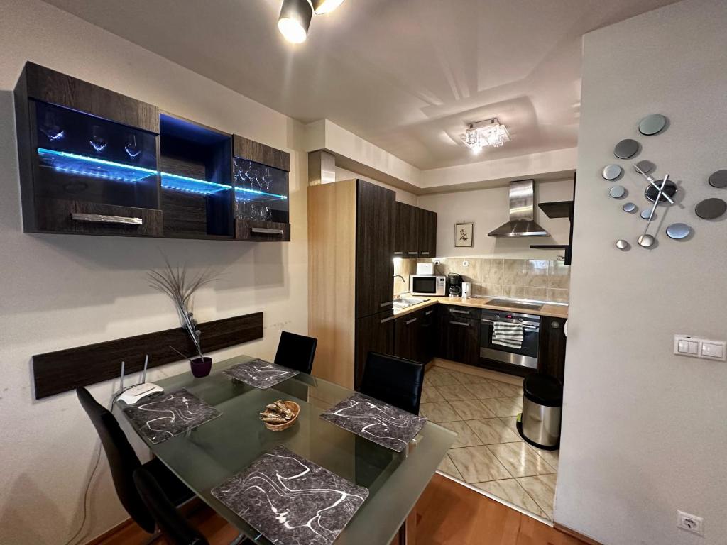 Kuchyňa alebo kuchynka v ubytovaní Leda Apartments