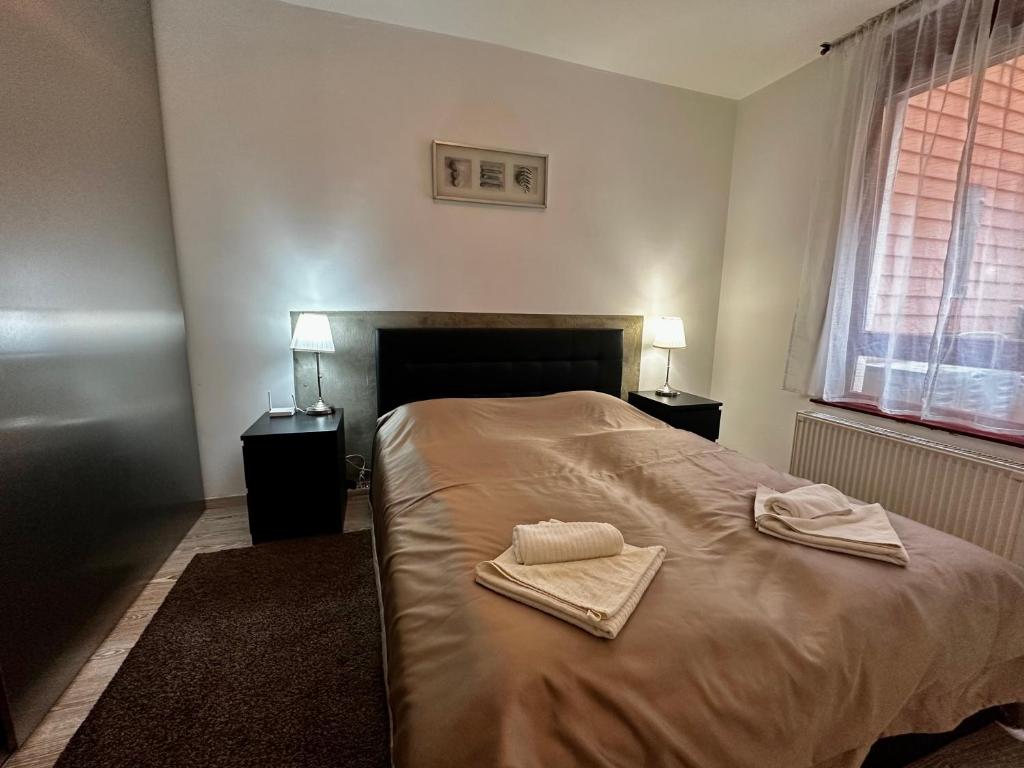 Posteľ alebo postele v izbe v ubytovaní Leda Apartments