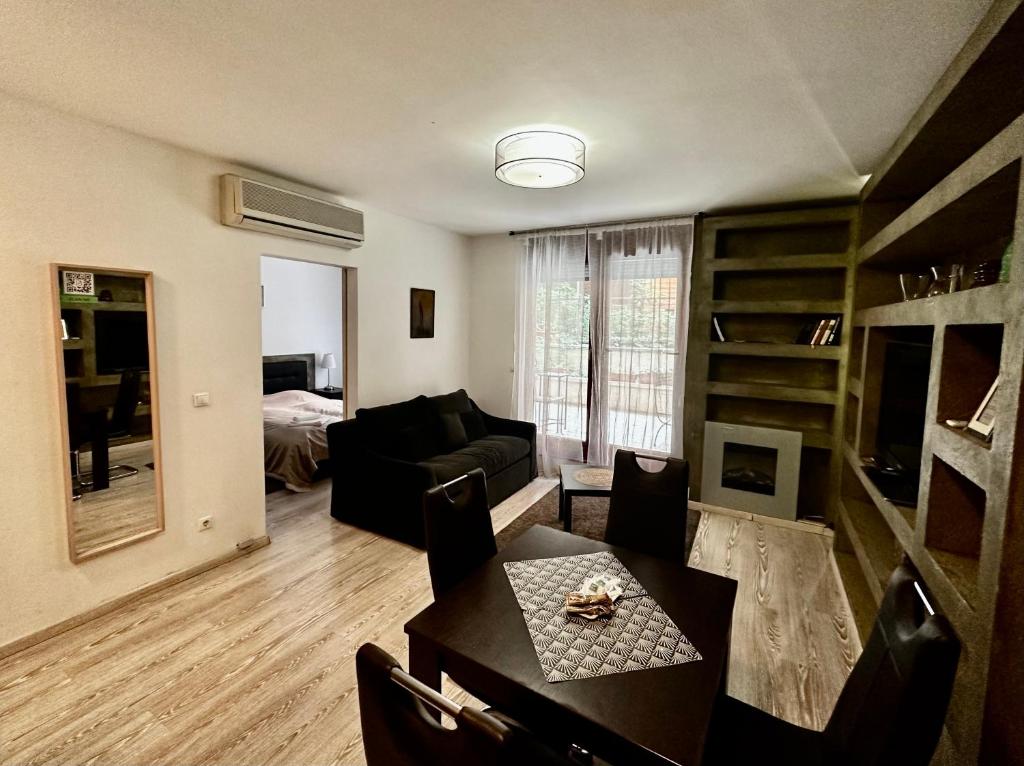Televízia a/alebo spoločenská miestnosť v ubytovaní Leda Apartments