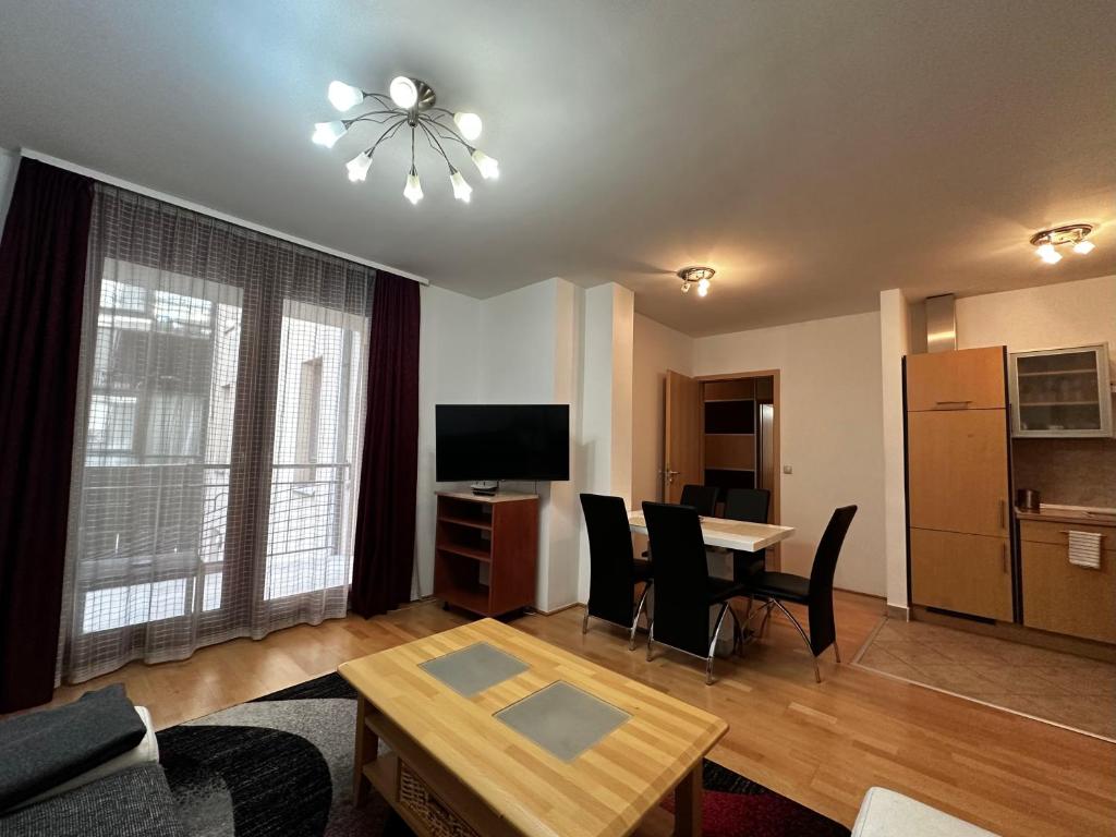 Televízia a/alebo spoločenská miestnosť v ubytovaní Leda Apartments