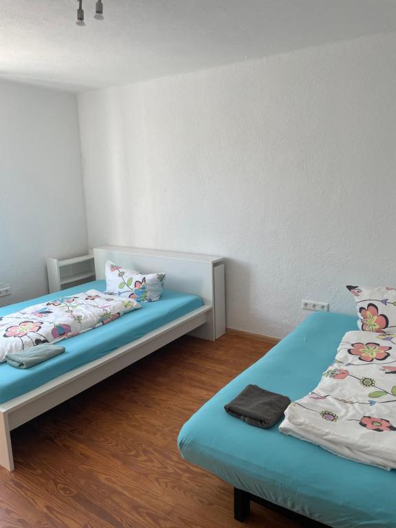 duas camas sentadas num quarto com em Apartament mit Schlafzimmer em Hugsweier