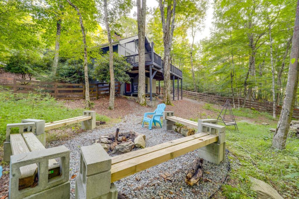 O grădină în afara 2 Mi to Beech Mtn Blue Ridge Cabin with Deck
