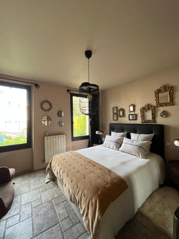 Un dormitorio con una cama grande y una ventana en L'Oasis, en Marsella