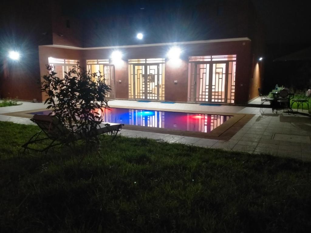 馬拉喀什的住宿－Villa hidaya sans vis à vis，一座晚上设有游泳池的房子
