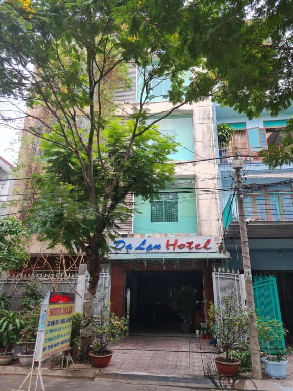 a building with a sign in front of it at Khách sạn Dạ Lan in Ðông Hòa