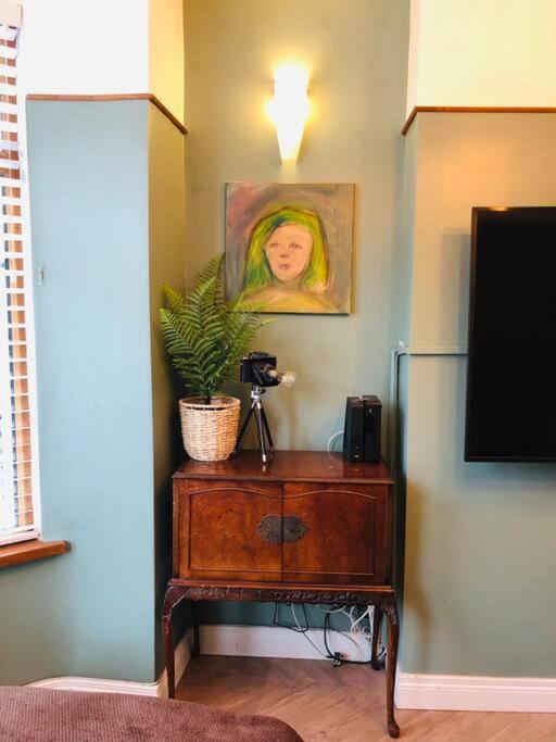 Fotografie z fotogalerie ubytování Cheerful 4 bedroom townhouse, side street parking v destinaci Belfast