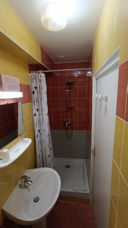 Koupelna v ubytování Hôtel Le Pommeil
